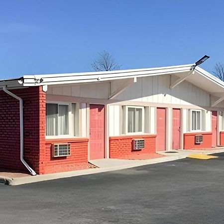 Travelodge By Wyndham Bay Shore Long Island Exterior photo