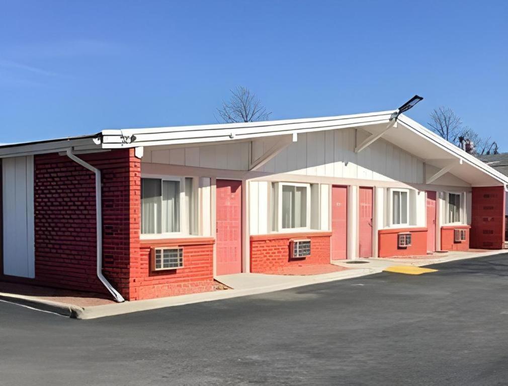 Travelodge By Wyndham Bay Shore Long Island Exterior photo