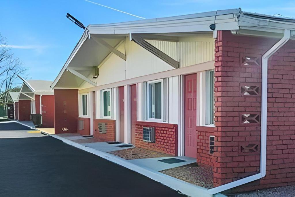 Travelodge By Wyndham Bay Shore Long Island Exterior photo