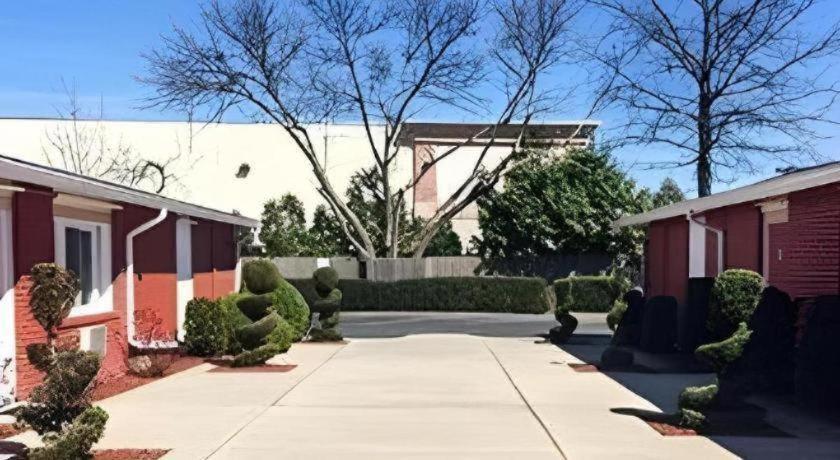 Travelodge By Wyndham Bay Shore Long Island Exterior photo